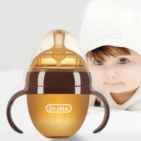 un bébé et un biberon