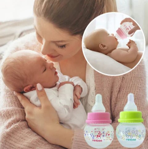 une maman prend dans ses bras son nouveau né . Des biberons en bas de l'image .