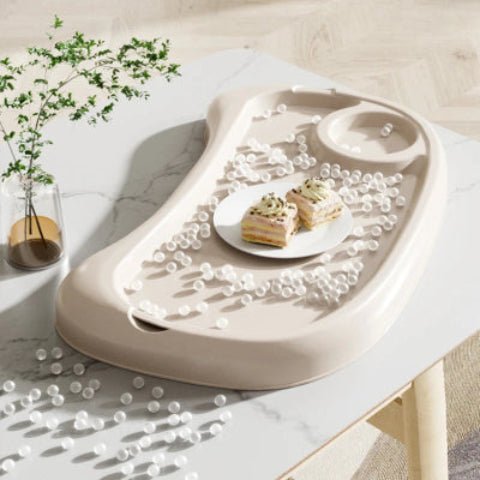 plateau d'une chaise haute sur une table avec une assiette de dessert dessus