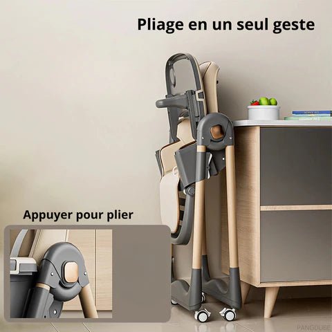 chaise haute pour bébé pliée et rangée à côté d'un meuble du salon