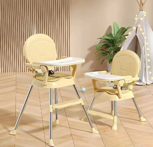 Chaise haute bébé  jaune dans un salon avec 2 positions ( basse et haute)