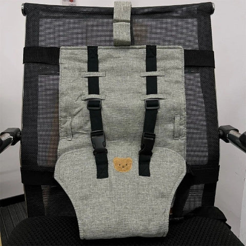 siège à harnais installée sur une chaise de bureau 