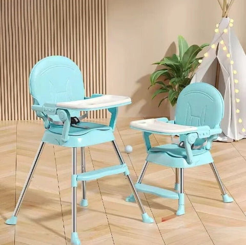 Chaise haute bebe bleu dan sun salon avec 2 positions