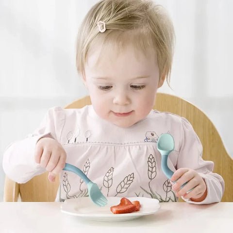 une fille mange un fruit avec un couvert pliable en silicone