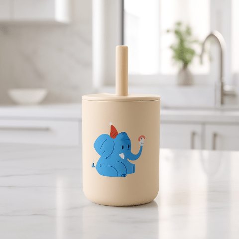 verre pour bébé en silicone sur un comptoir de cuisine