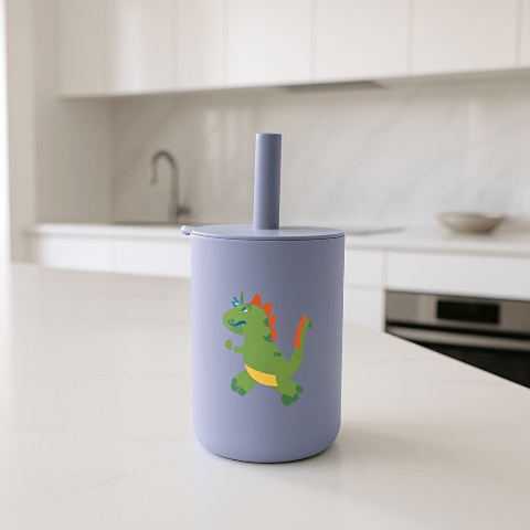 verre pour bébé en silicone sur un beau comptoir de suisine