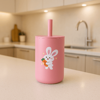 verre pour bébé en silicone sur un comptoir de cuisine