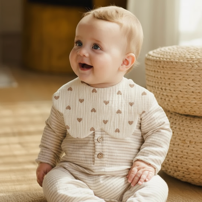 Bébé avec petit bavoir à cœurs