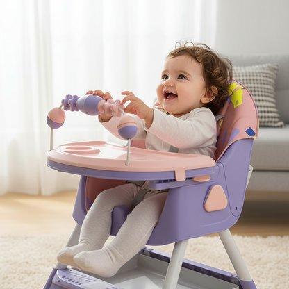 Bébé fille aux cheveux bouclés dans la chaise haute mauve