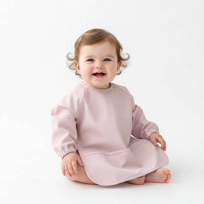 Bébé fille portant le bavoir rose