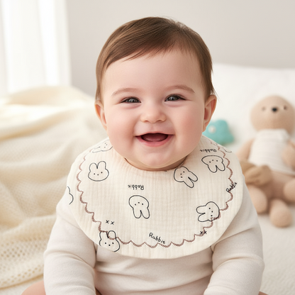 Bébé portant le bavoir aux lapins
