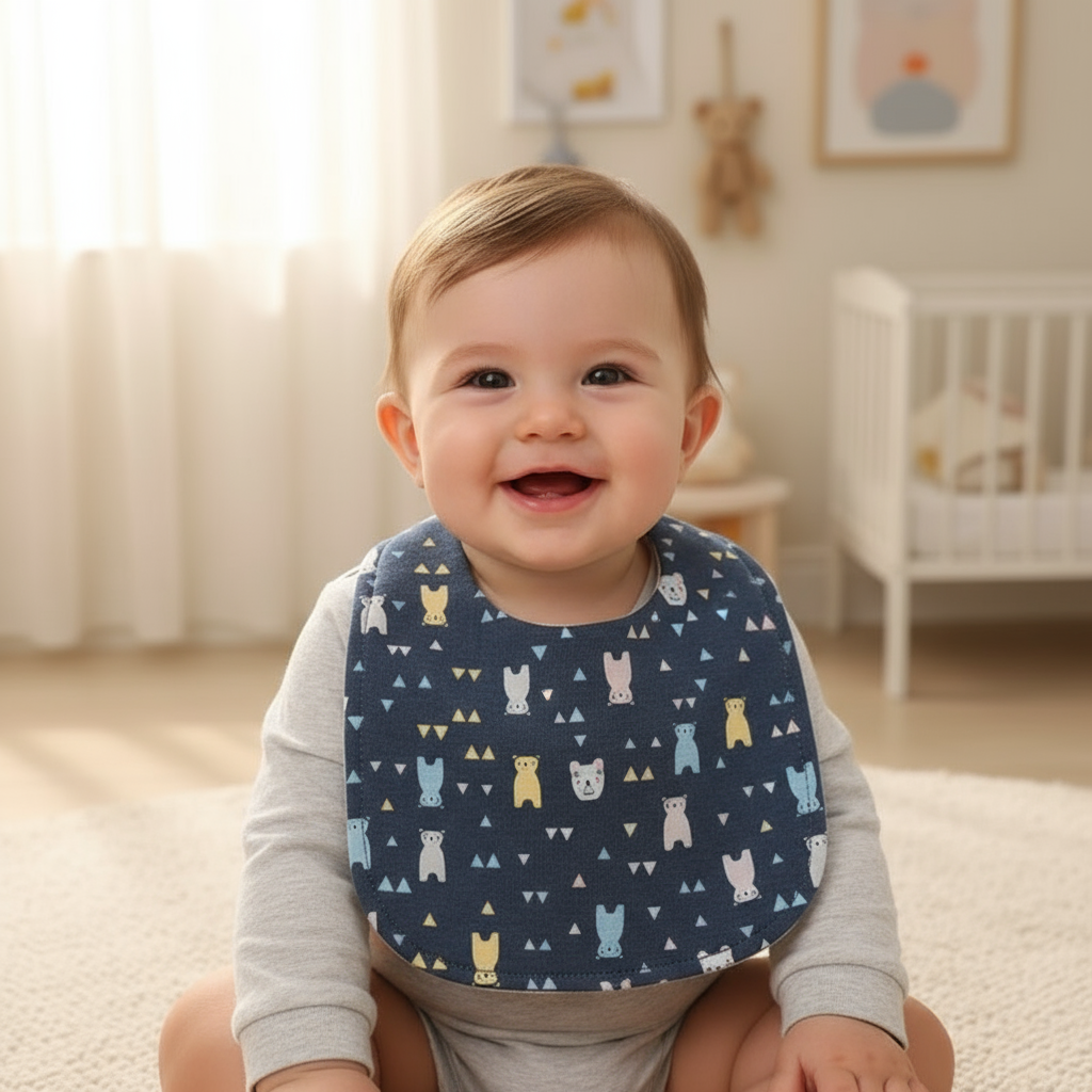 Bébé portant le bavoir bleu marine