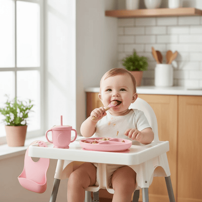 Bébé Utilisant le Set Vaisselle Rose