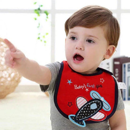 un enfant porte un bavoir rouge
