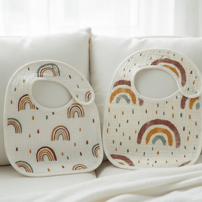 Bavoirs arc-en-ciel sur coussins