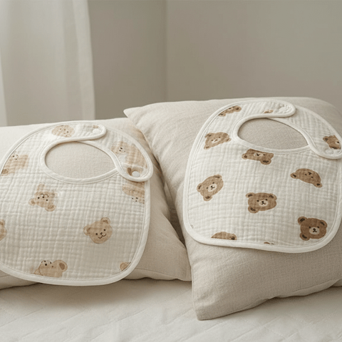 Bavoirs têtes d'ours sur coussins