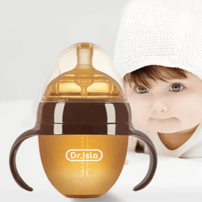 un bébé et un biberon 