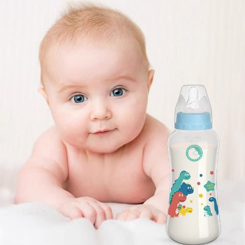 bébé installé sur son ventre, un biberon anti colique bleu 