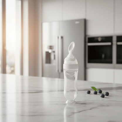 Biberon-cuillère silicone blanc sur comptoir