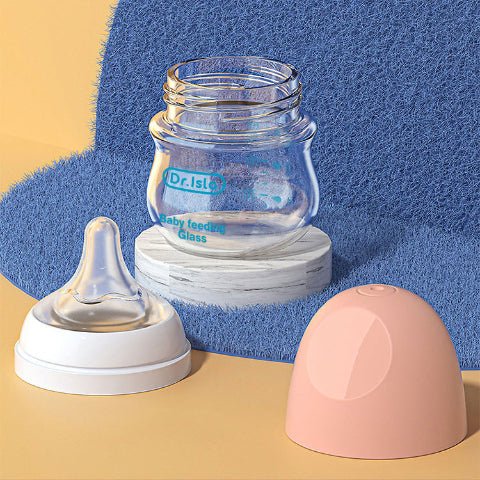 un biberon en verre de couleur rose 