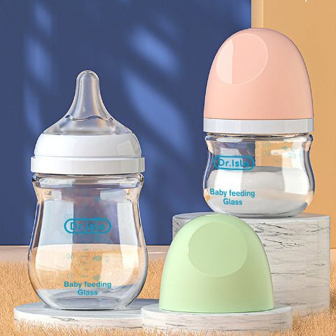 2 biberons en verre sur un présentoir