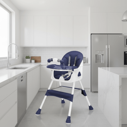 Chaise haute bebe bleue dans cuisine moderne