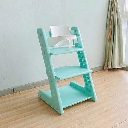  chaise haute bebe-vert dans un salon
