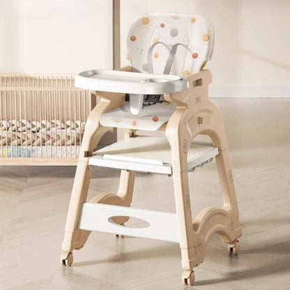 chaise haute bebe dans une chambre d'enfant