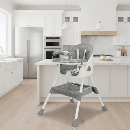 Chaise haute bebe grise dans cuisine moderne