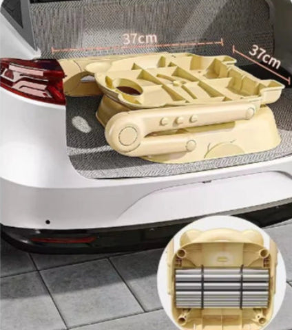 chaise-haute-bebe rangée dans un coffre de voiture 