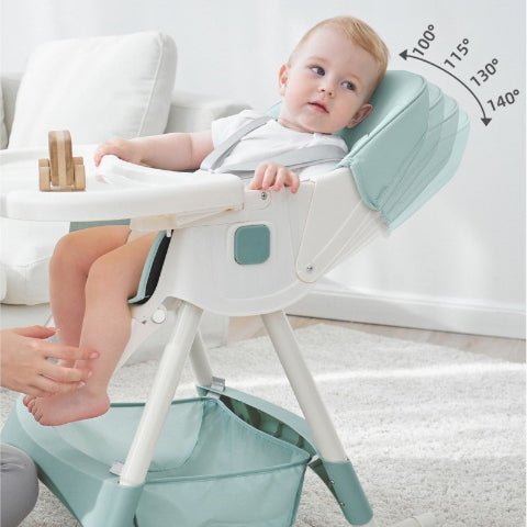 bébé assis dans la chaise haute bebe et le dossier et incliné