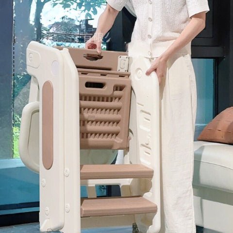 une femme range la chaise haute bebe