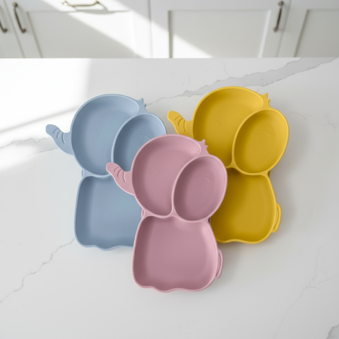 Collection assiettes éléphant sur comptoir - vue du dessus