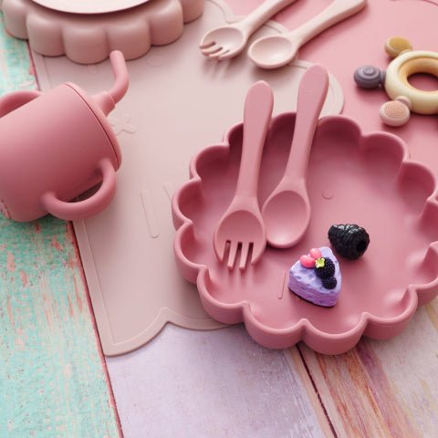 un set de table en silicone rose sur une table