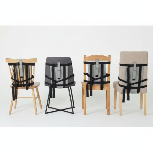 Siège portable gris avec harnais attaché sur toutes les quatre chaises incluant la beige